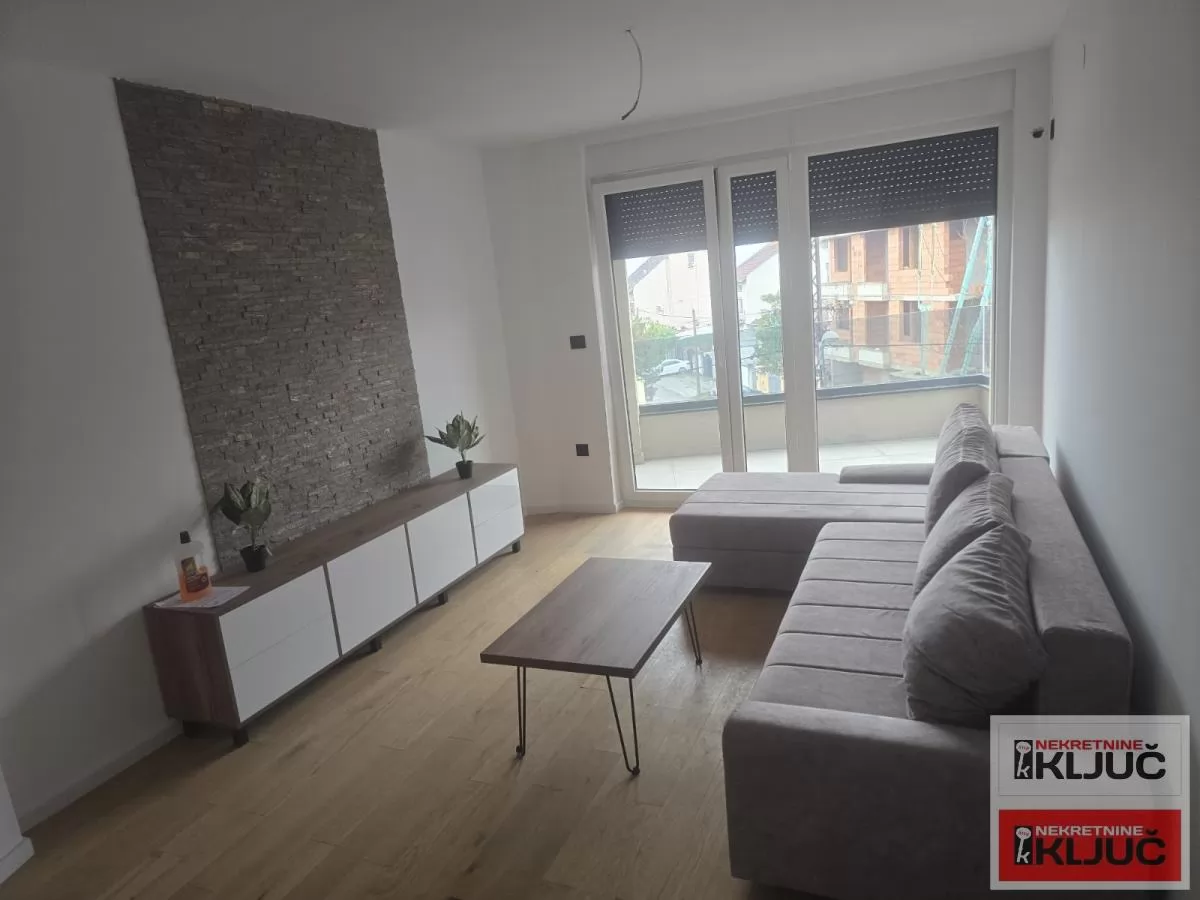 Nov trosoban stan-odmah useljivo 1