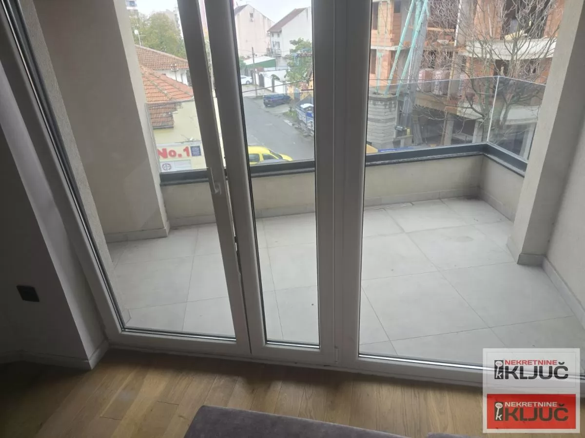 Nov trosoban stan-odmah useljivo 10