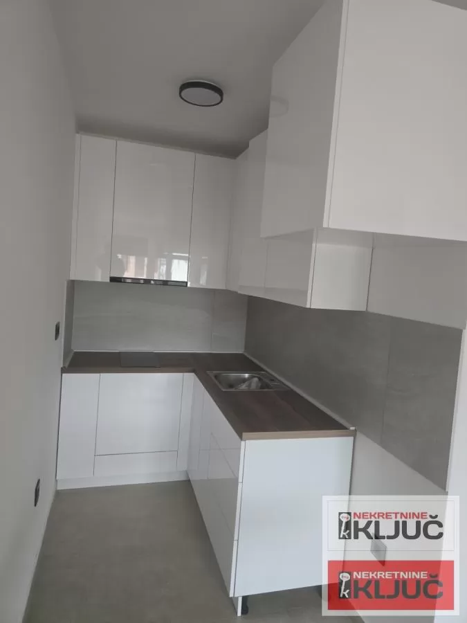 Nov trosoban stan-odmah useljivo 4