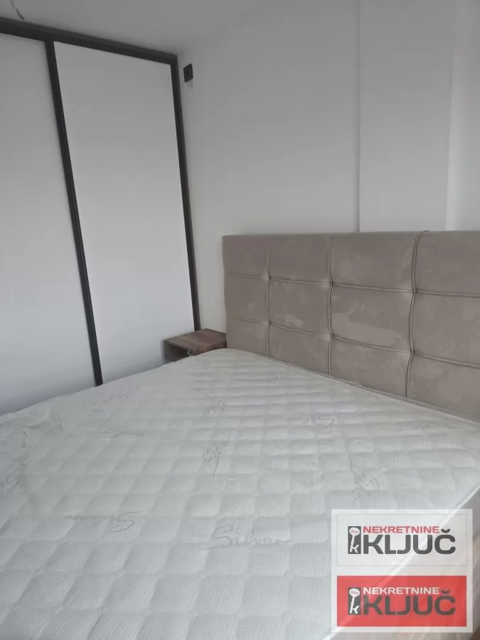 Nov trosoban stan-odmah useljivo 6