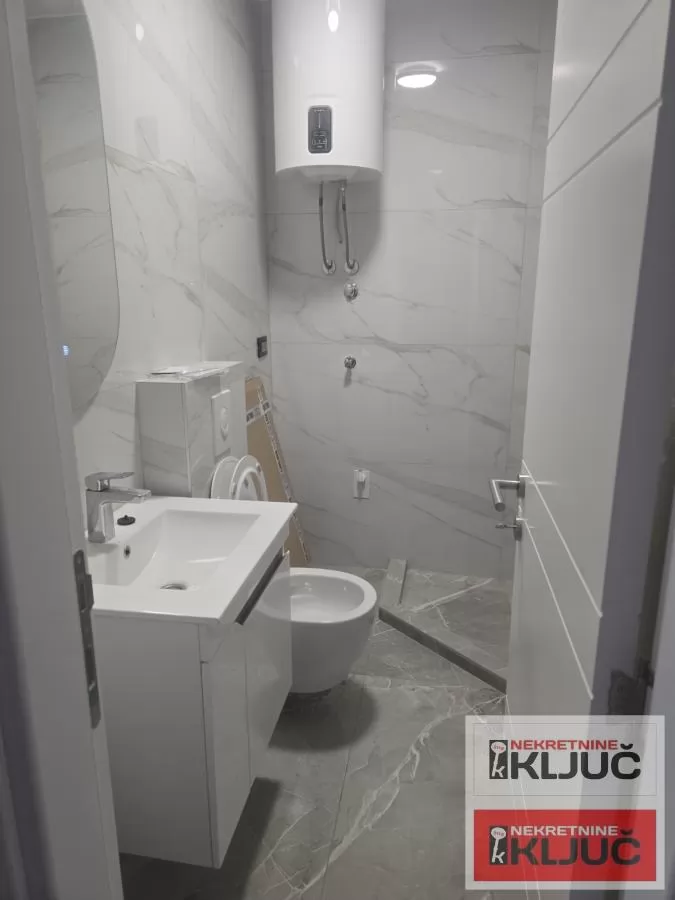 Nov trosoban stan-odmah useljivo 8