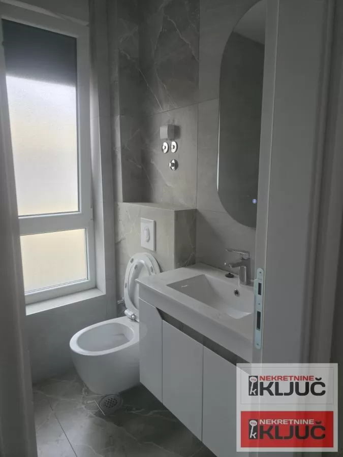 Nov trosoban stan-odmah useljivo 9