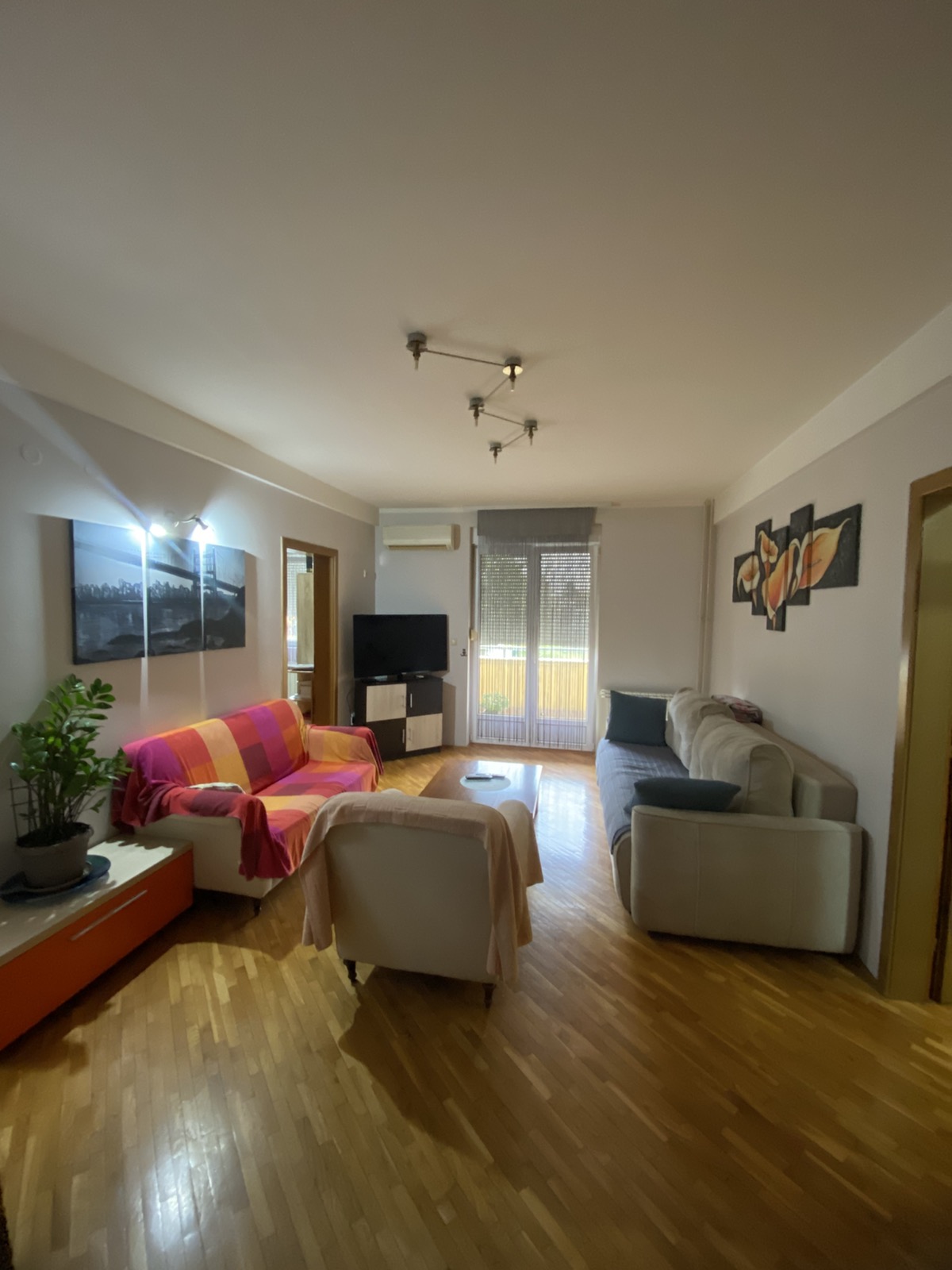 Izdaje se stan   Prvomajska  Zemun   600 e na I spratu 1