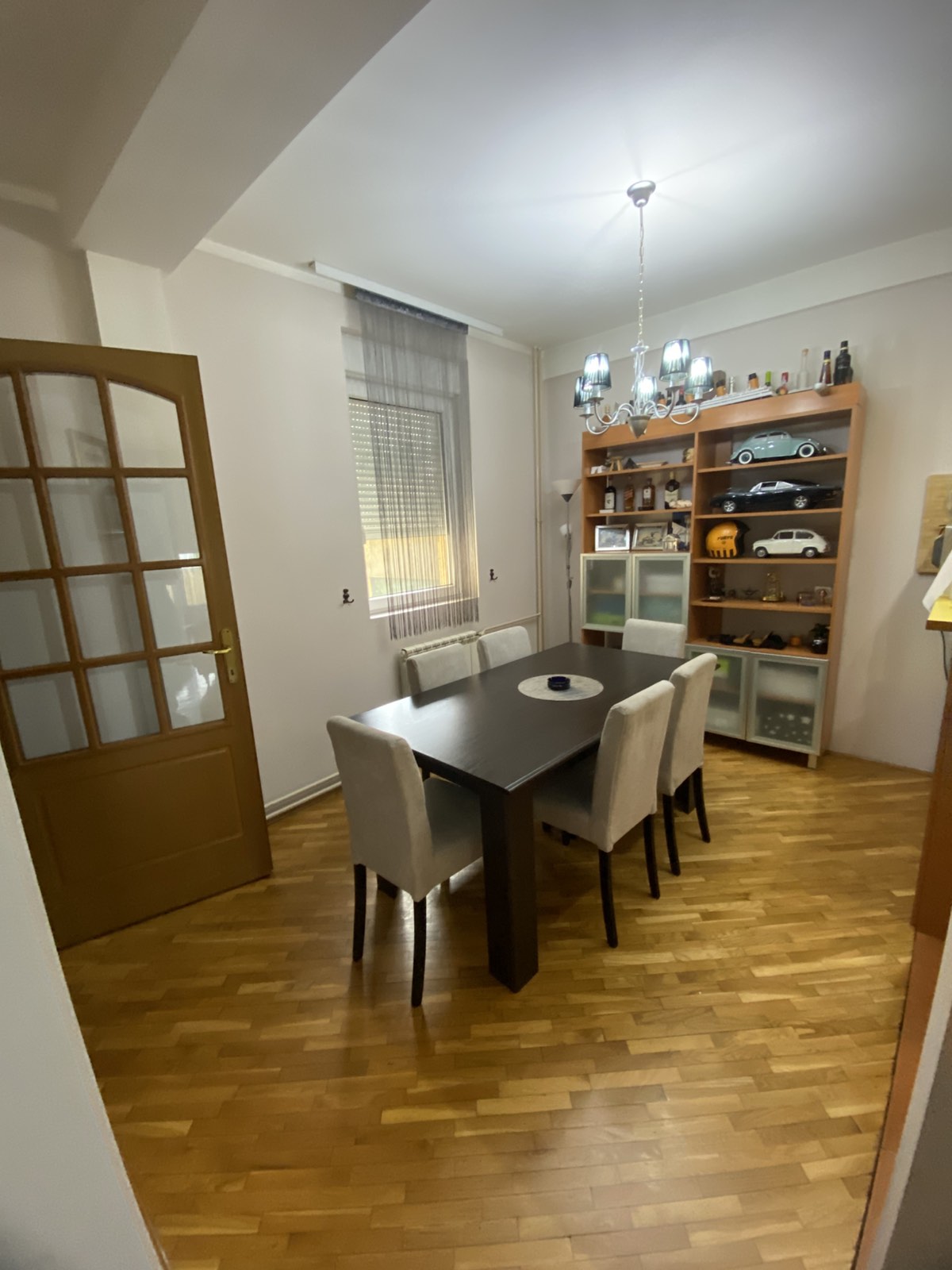 Izdaje se stan   Prvomajska  Zemun   600 e na I spratu 3