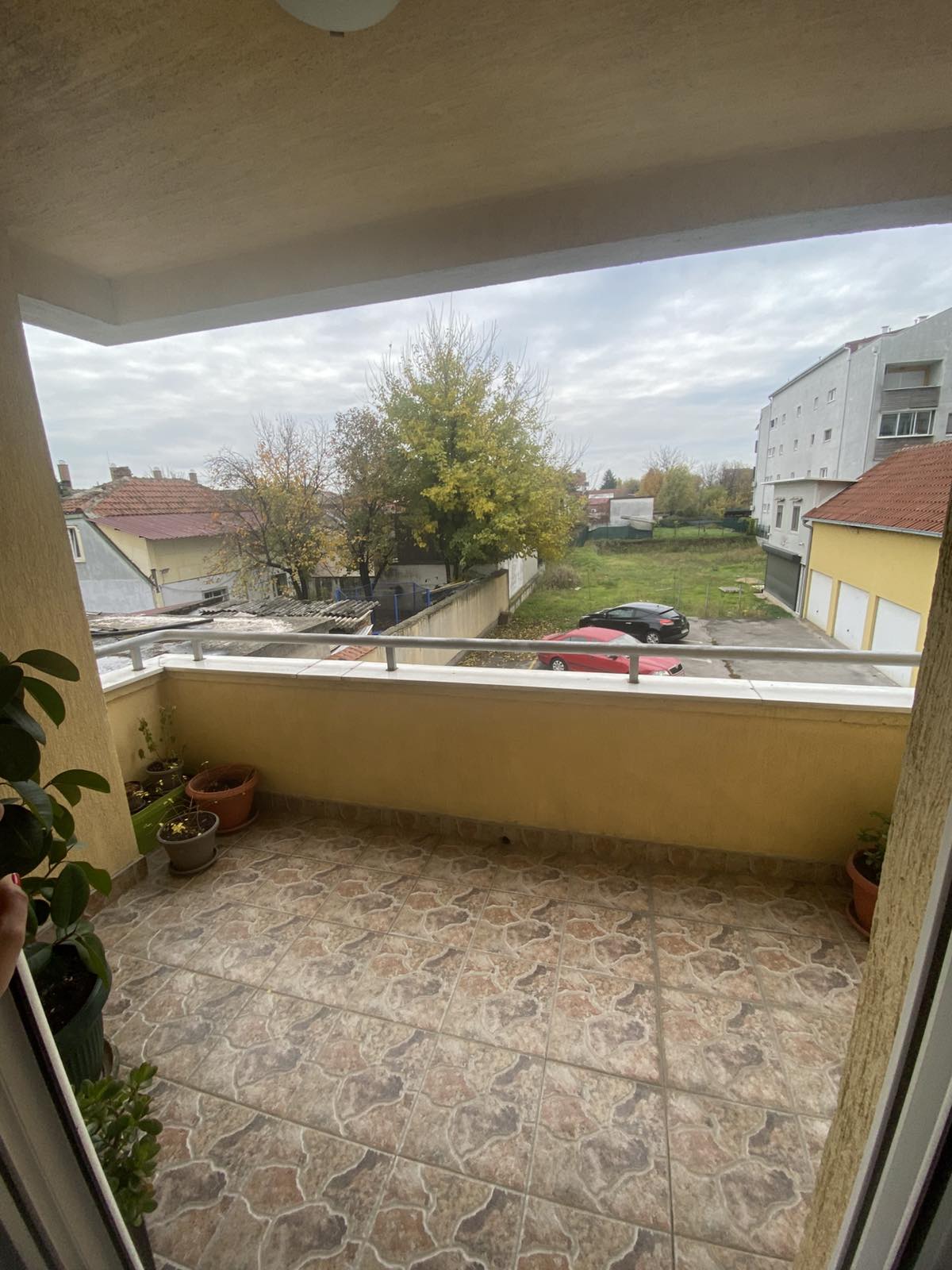 Izdaje se stan   Prvomajska  Zemun   600 e na I spratu 5