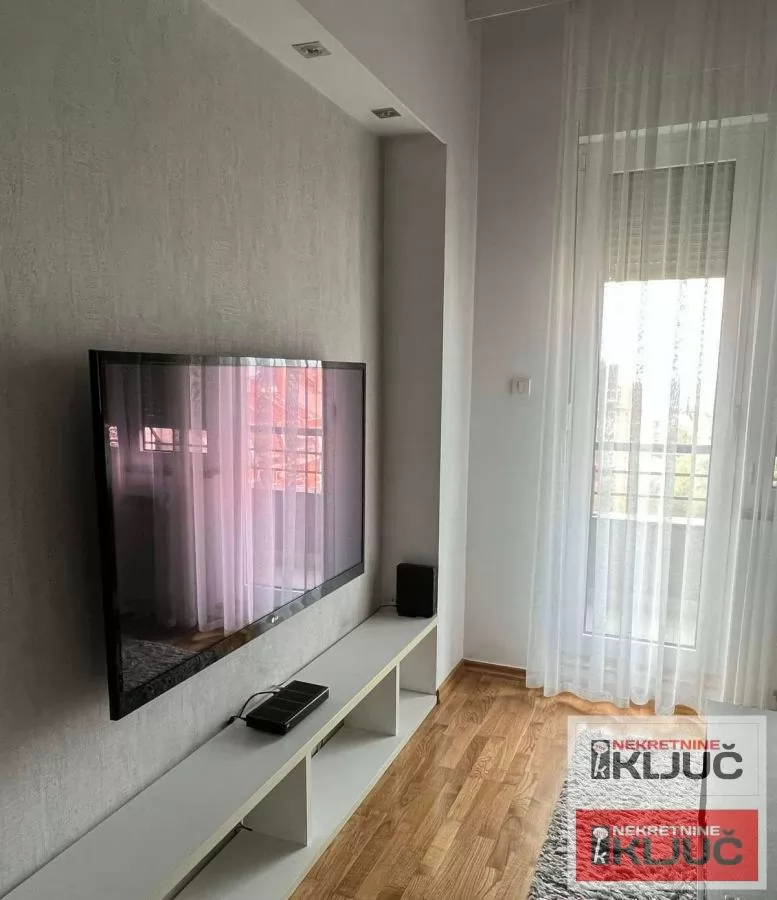 MODERAN STAN NA BULEVARU OSLOBOĐENJA 2