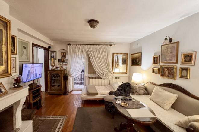 Dvoetažni 4 0 stan sa kaminom  Palmotićeva  96m2 1