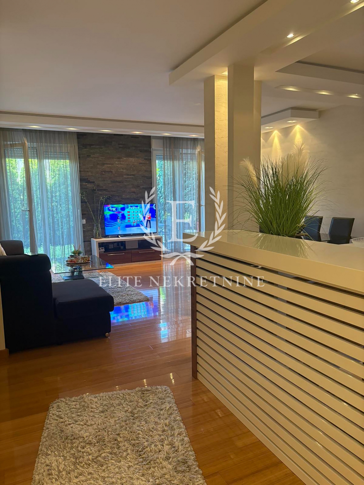 Dvosoban lux stan  dvoriste od 60m2  parking  novogradnja 1