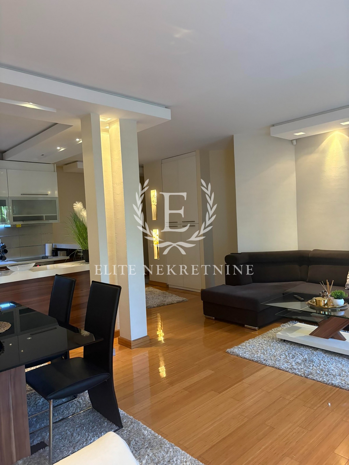 Dvosoban lux stan  dvoriste od 60m2  parking  novogradnja 2