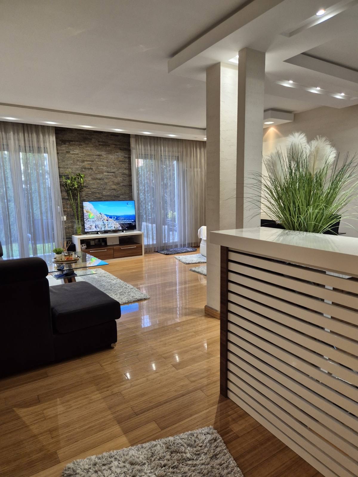 Dvosoban lux stan  dvoriste od 60m2  parking  novogradnja 3