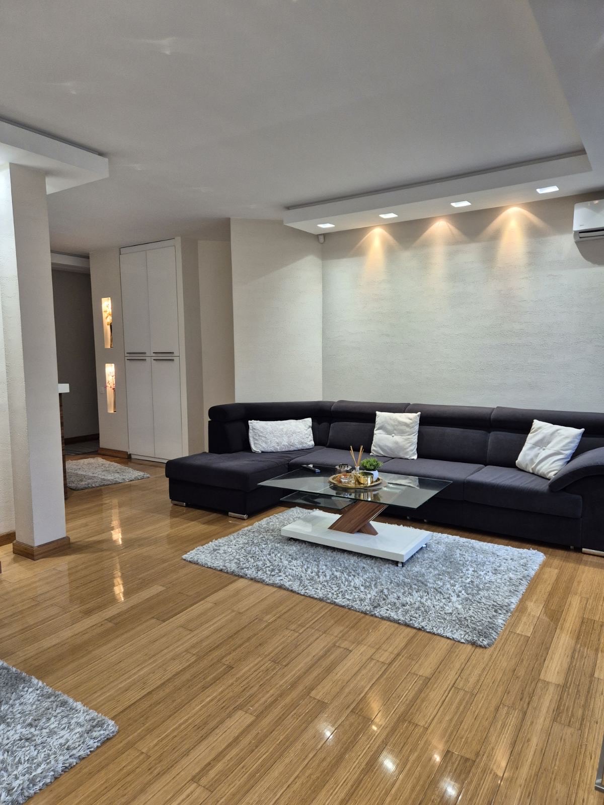 Dvosoban lux stan  dvoriste od 60m2  parking  novogradnja 5