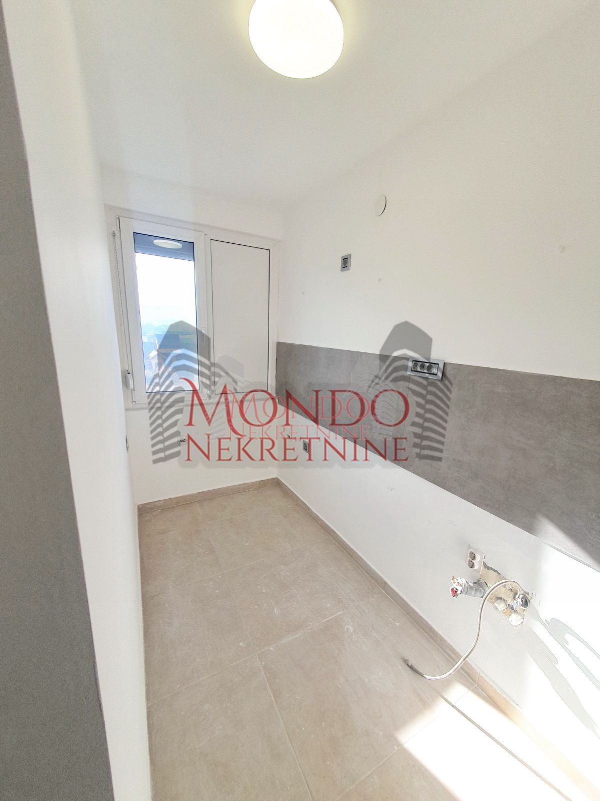 Jednoiposoban renoviran srtan kod Lutkarskog pozorišta 9