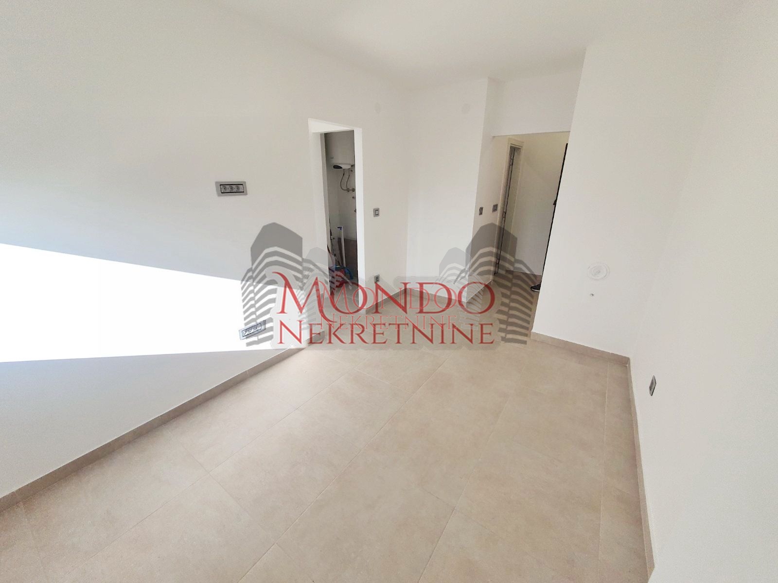 Jednoiposoban renoviran srtan kod Lutkarskog pozorišta 6