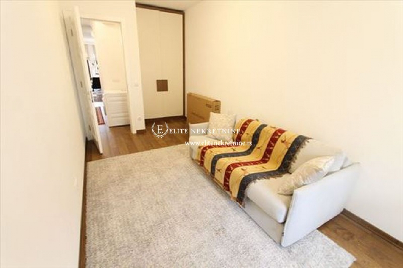 Izdavanje Trosoban lux stan  garaza  novogradnja 4