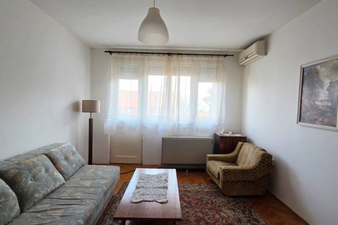 Karaburma  2 0 stan  51m2  bez lifta  tavan 30m2 1