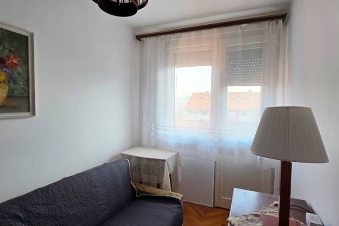 Karaburma  2 0 stan  51m2  bez lifta  tavan 30m2 3