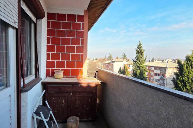 Karaburma  2 0 stan  51m2  bez lifta  tavan 30m2 5