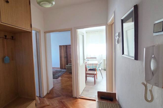 Karaburma  2 0 stan  51m2  bez lifta  tavan 30m2 4