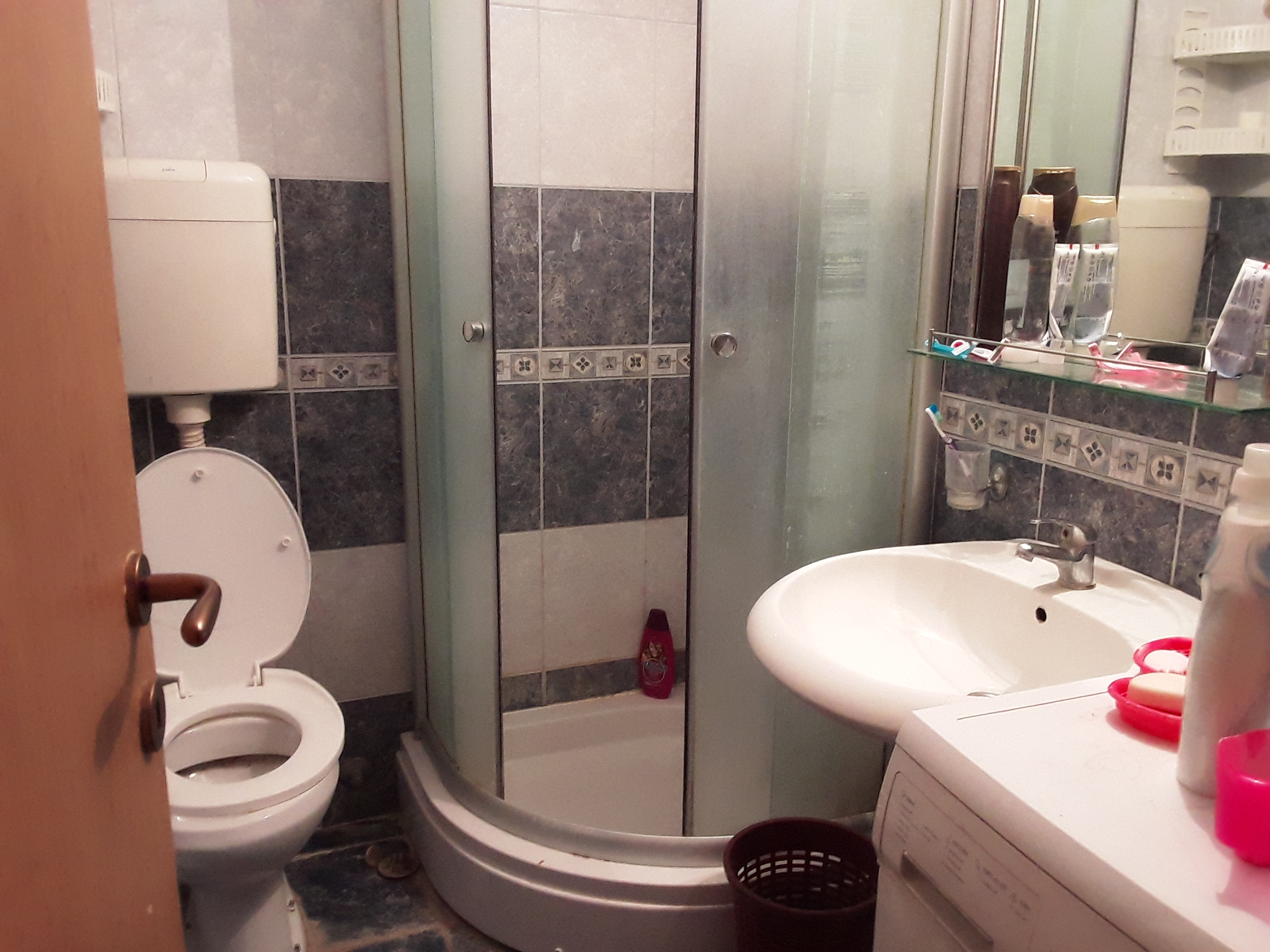 Izdajem garsonjeru kod Filoyofskog fakulteta 3