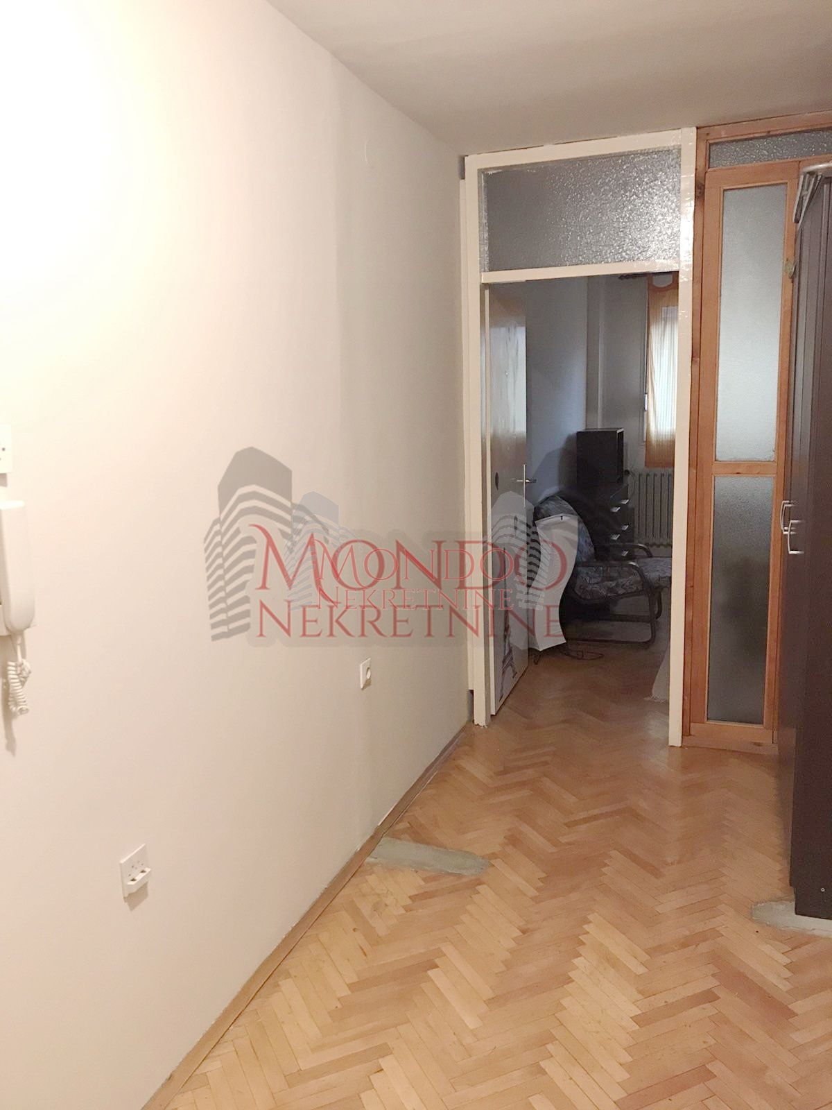 Izdaje se garsonjera na Bulevaru Nemanjica kod zone III 5