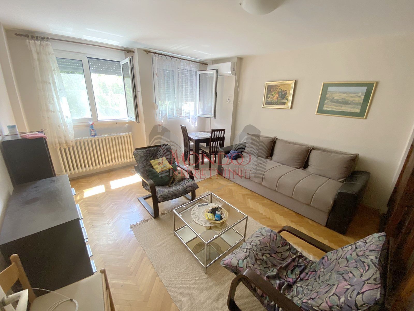 Izdaje se garsonjera na Bulevaru Nemanjica kod zone III 2