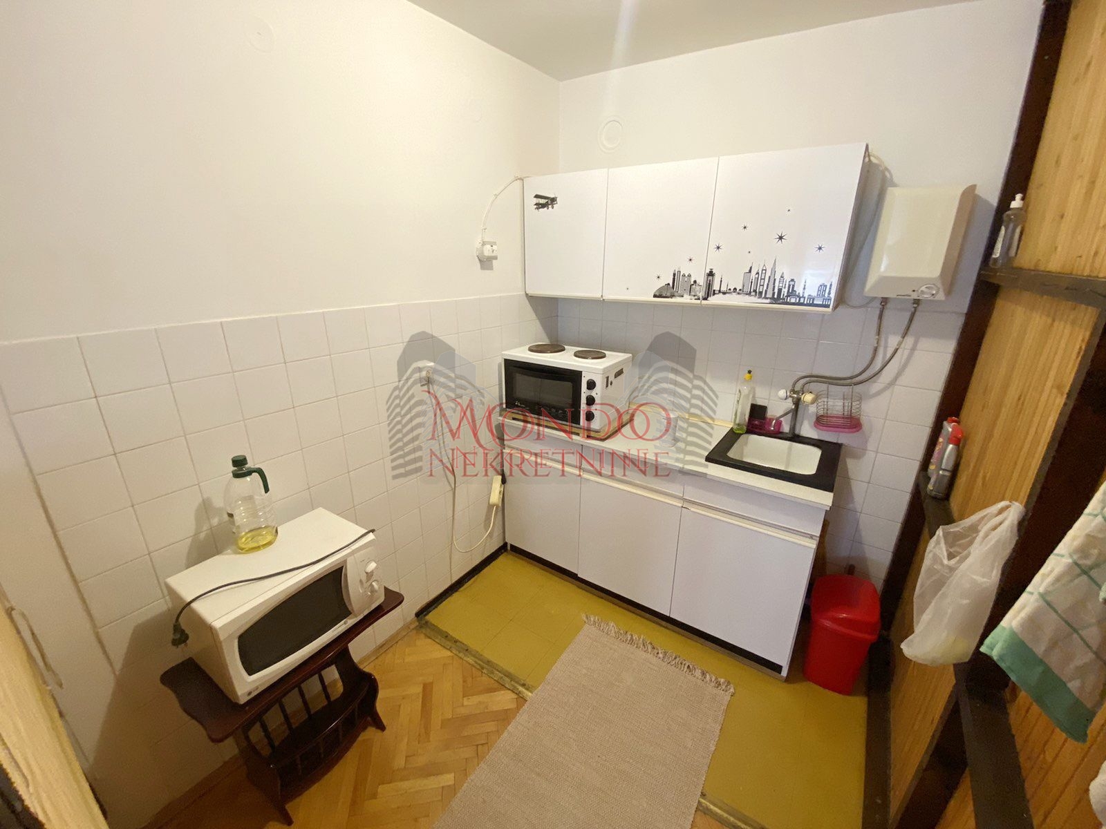 Izdaje se garsonjera na Bulevaru Nemanjica kod zone III 3