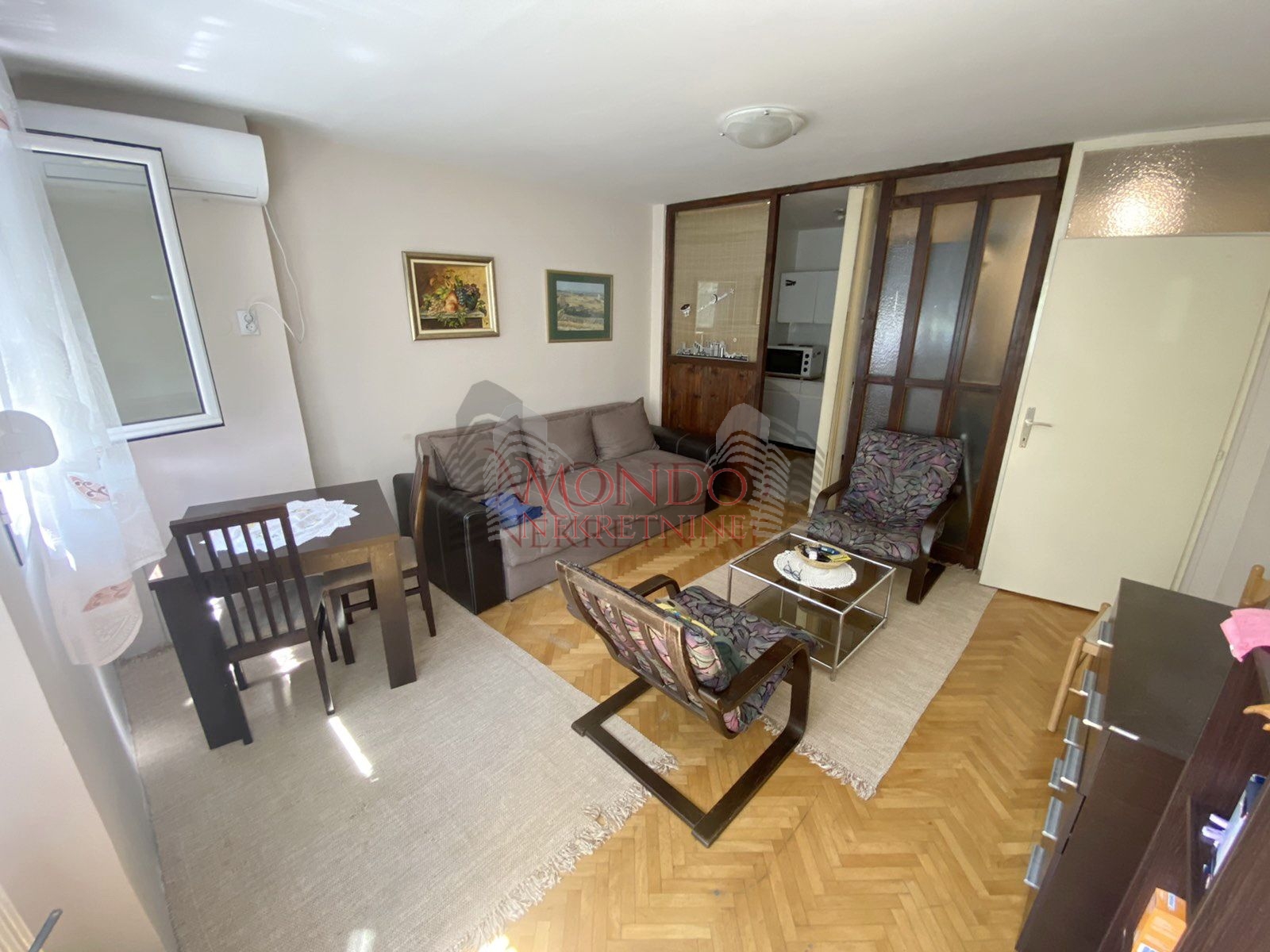 Izdaje se garsonjera na Bulevaru Nemanjica kod zone III 1