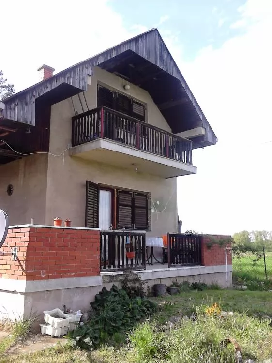 Kuća u okolini Jagodine na dva nivoa odmah useljiva sa svim priključcima 2
