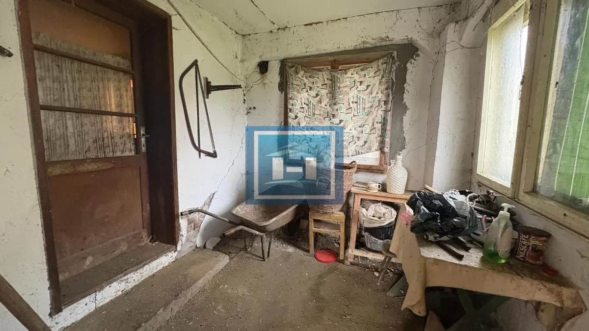 Kuća za adaptaciju ili rušenje – odličan plac za novu gradnju! 12