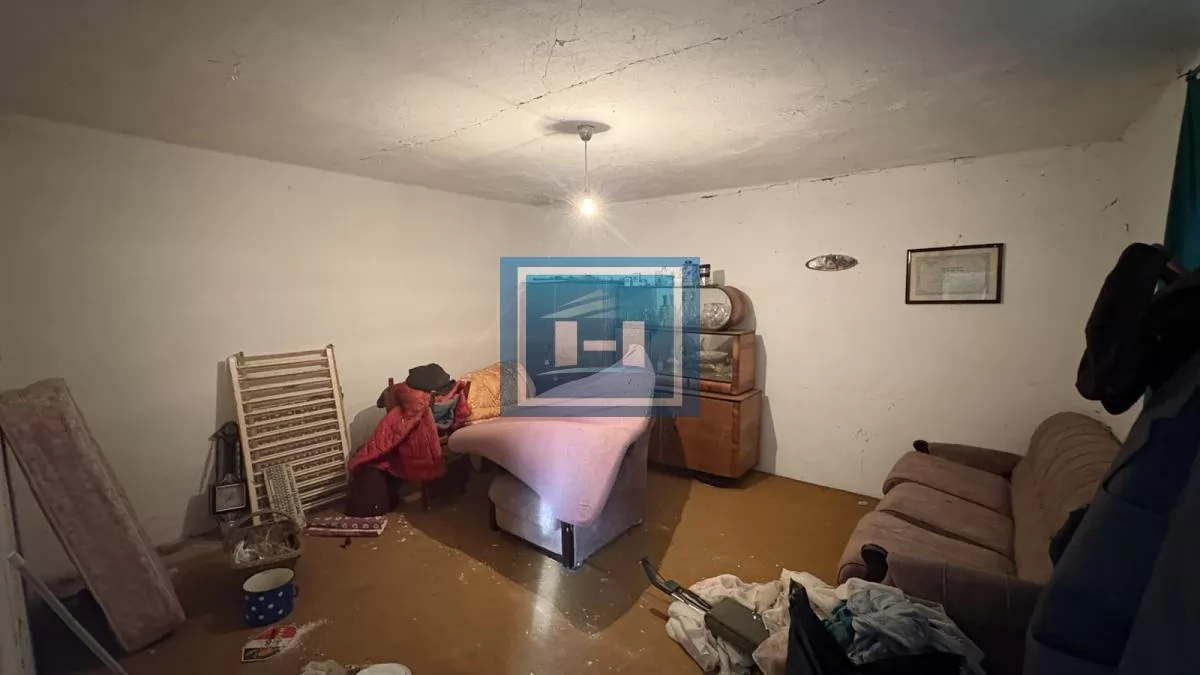 Kuća za adaptaciju ili rušenje – odličan plac za novu gradnju! 8