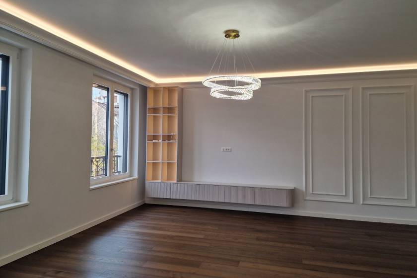 Izdajemo lux 5 0 stan sa dve garaže  Beogradska ulica  147m2 4