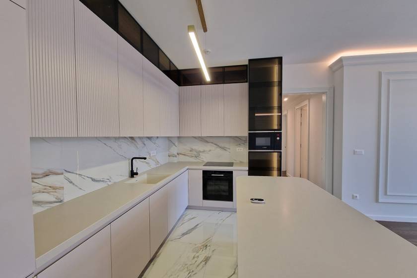 Izdajemo lux 5 0 stan sa dve garaže  Beogradska ulica  147m2 3