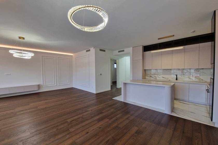 Izdajemo lux 5 0 stan sa dve garaže  Beogradska ulica  147m2 1