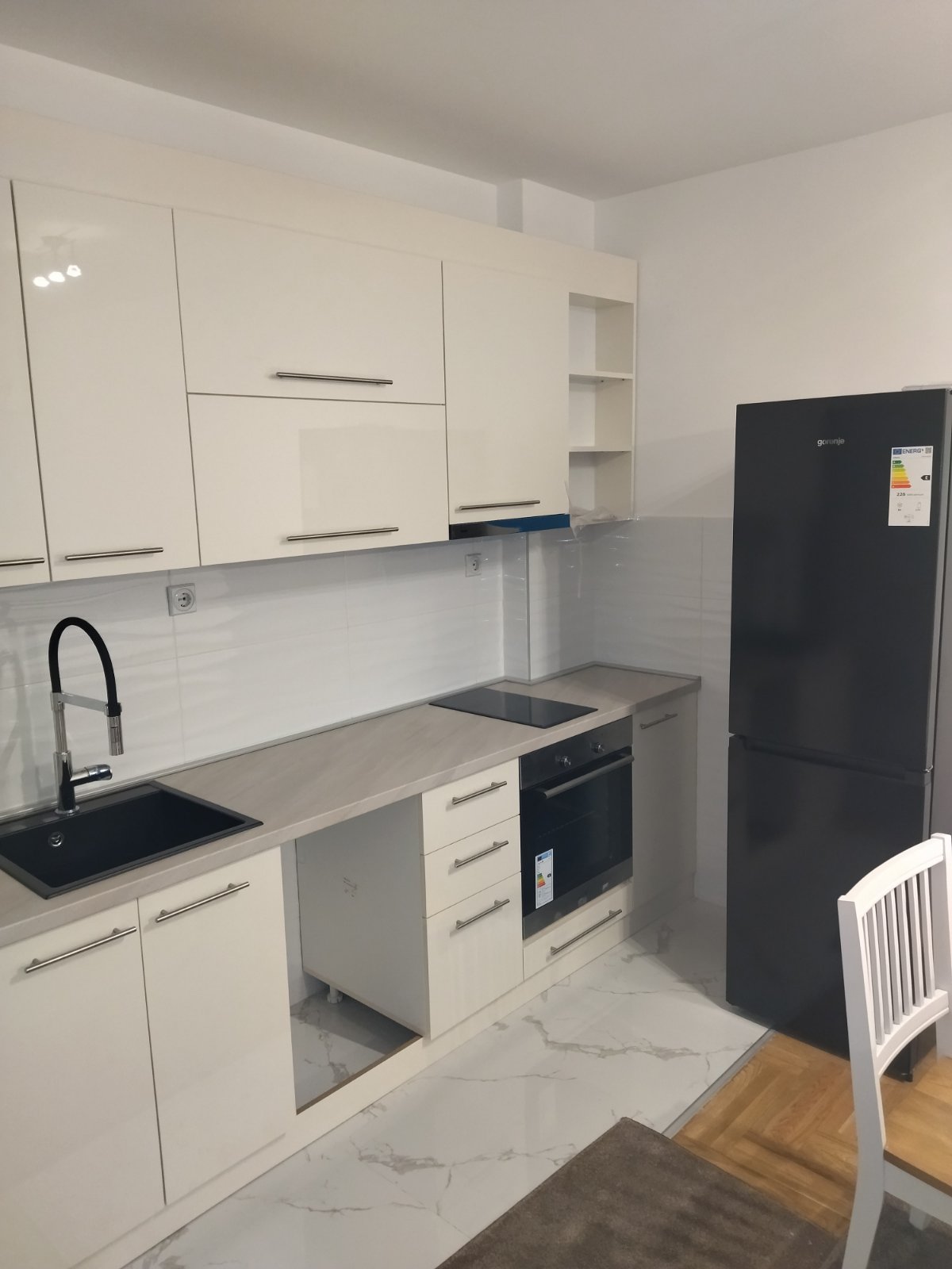 Izdajem nov  namešten stan u Nišu 3