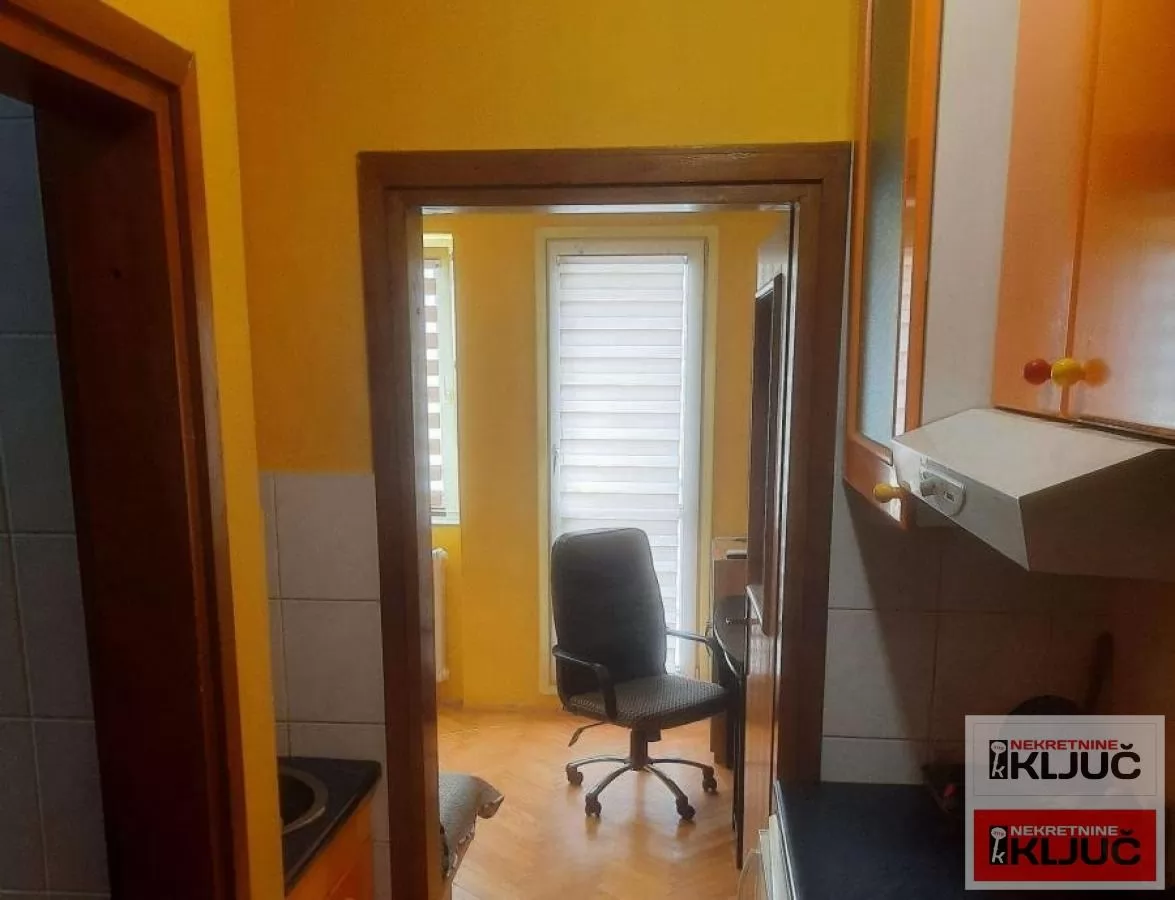 Izdaje se garsonjera na odlicnoj lokaciji Grbavici 1