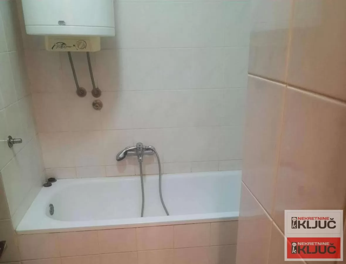 Izdaje se garsonjera na odlicnoj lokaciji Grbavici 3