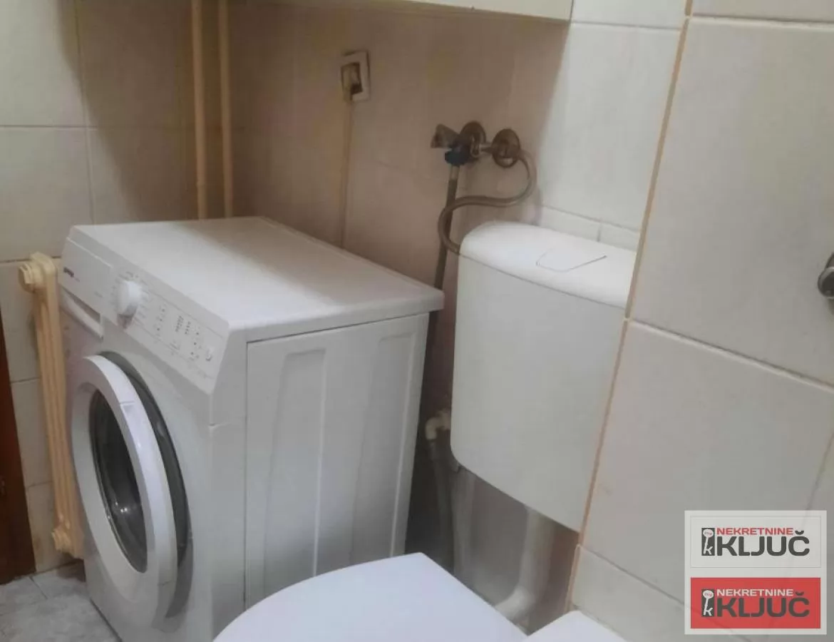 Izdaje se garsonjera na odlicnoj lokaciji Grbavici 4