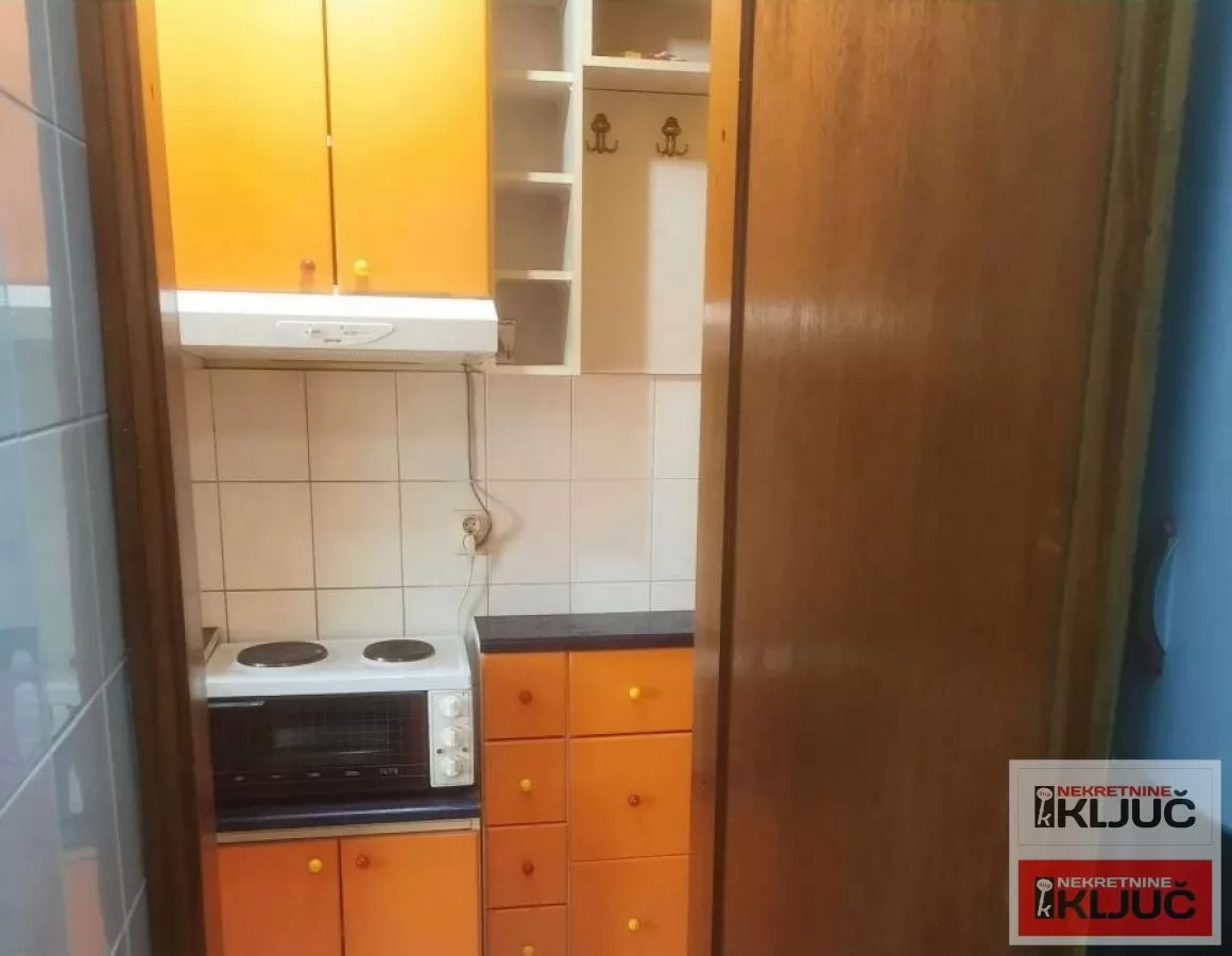 Izdaje se garsonjera na odlicnoj lokaciji Grbavici 5