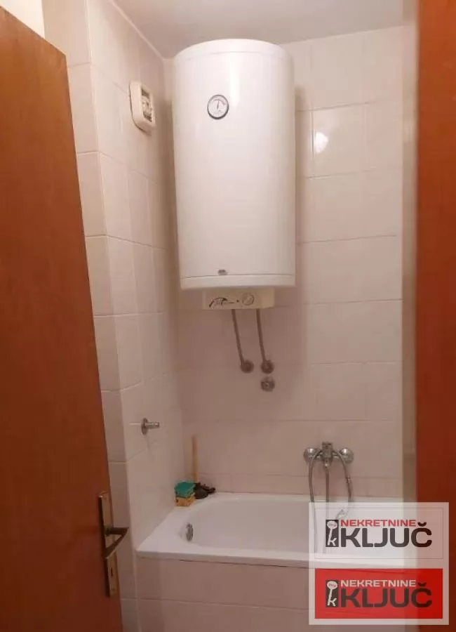 Izdaje se garsonjera na odlicnoj lokaciji Grbavici 6