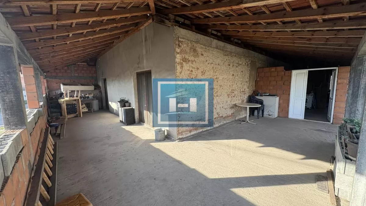 Na prodaju – porodična kuća na samo 3 km od grada 16