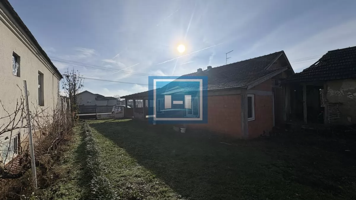 Na prodaju – porodična kuća na samo 3 km od grada 18