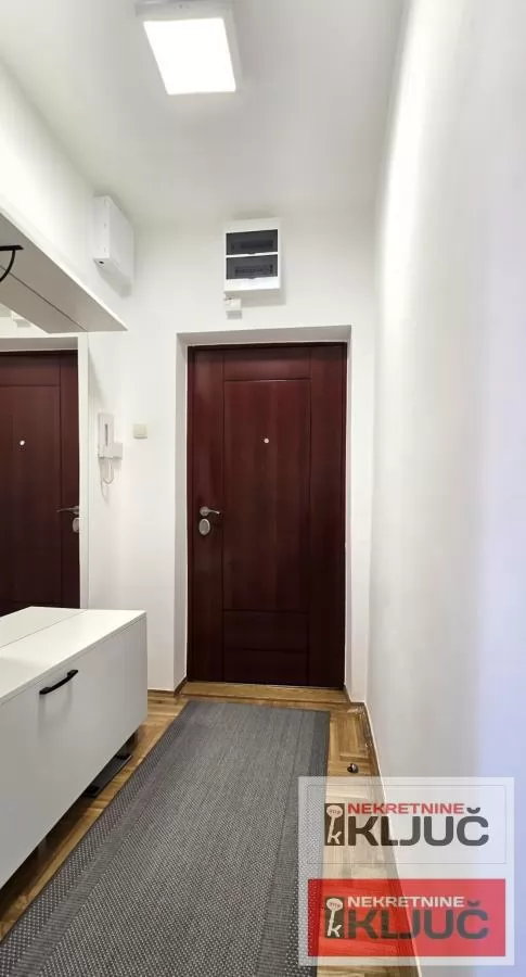 PODBARA IZDAJE SE TROSOBAN MODERNO OPREMLJEN STAN SA GARAŽOM 28