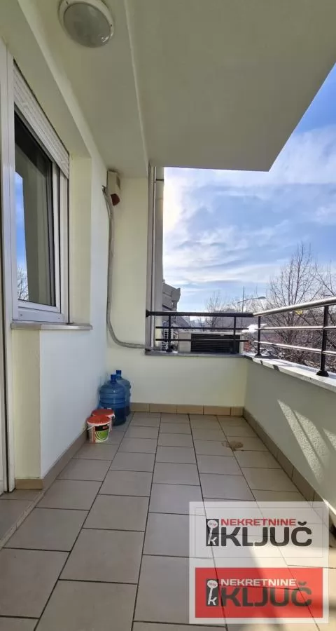 PODBARA IZDAJE SE TROSOBAN MODERNO OPREMLJEN STAN SA GARAŽOM 32