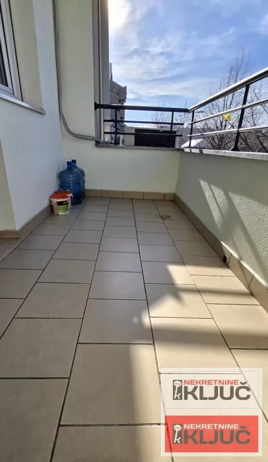 PODBARA IZDAJE SE TROSOBAN MODERNO OPREMLJEN STAN SA GARAŽOM 33