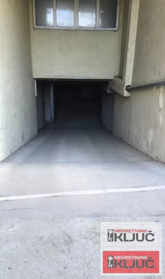 PODBARA IZDAJE SE TROSOBAN MODERNO OPREMLJEN STAN SA GARAŽOM 35