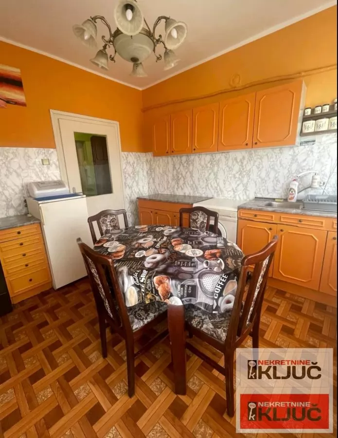 CENTAR IZDAJE SE DVOSOBAN NAMEŠTEN STAN 3