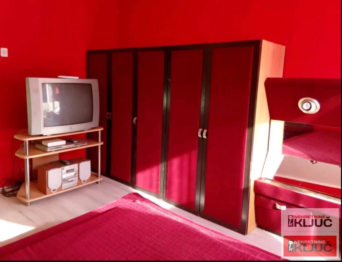 CENTAR IZDAJE SE DVOSOBAN NAMEŠTEN STAN 7