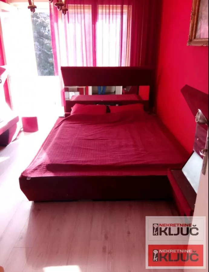 CENTAR IZDAJE SE DVOSOBAN NAMEŠTEN STAN 8