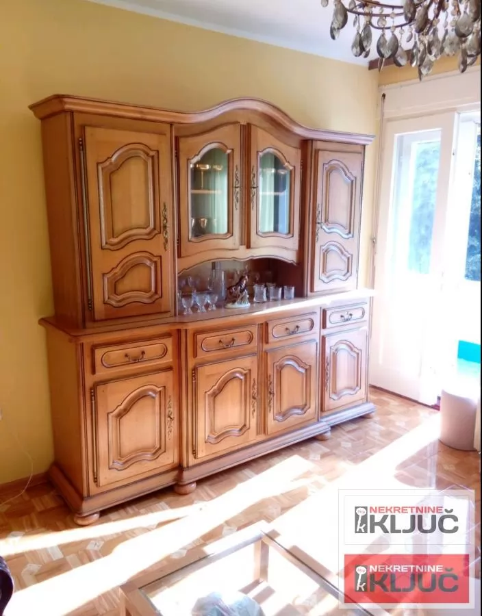 CENTAR IZDAJE SE DVOSOBAN NAMEŠTEN STAN 9