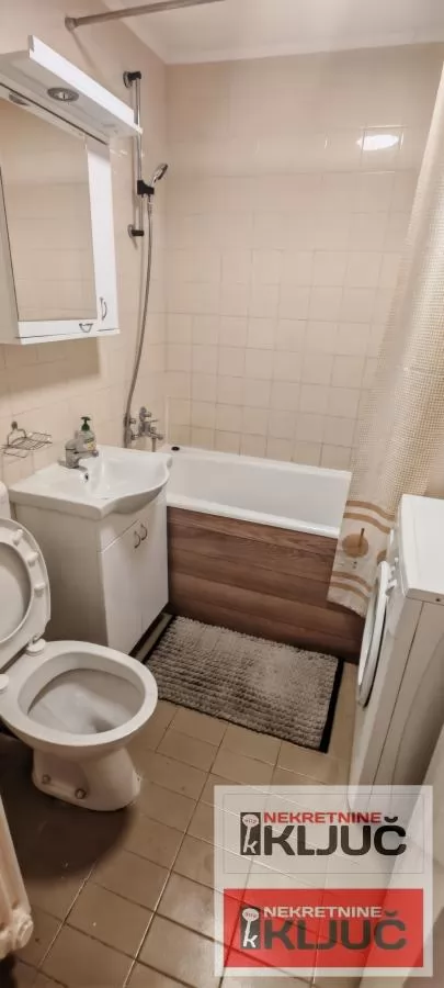 Odlican renoviran stan na Limanu 4 10